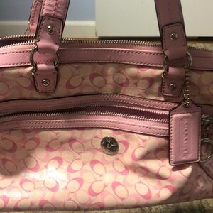 I am selling a pink coach bag couple in the inside and pink on the outside.
